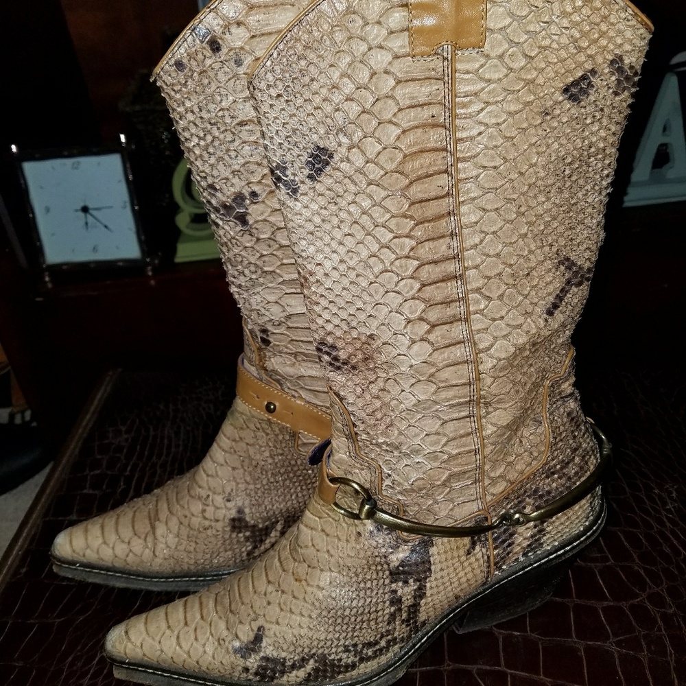 9.5 Donald Pliner Cowgirl Boots